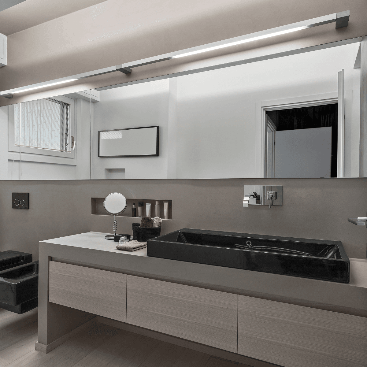 กระจกอัจฉริยะที่รวมทั้งแสง LED, การแสดงเวลา, อุณหภูมิ และระบบสัมผัส เพิ่มความสะดวกสบายในทุกเช้า